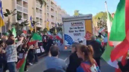 ABŞ-da DƏHŞƏT – Yük maşınını etirazçıların üzərinə sürdü – ANBAAN VİDEO