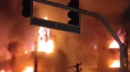 İranda etiraz alovu: Xalq bələdiyyə binasını yandırdı - VİDEO