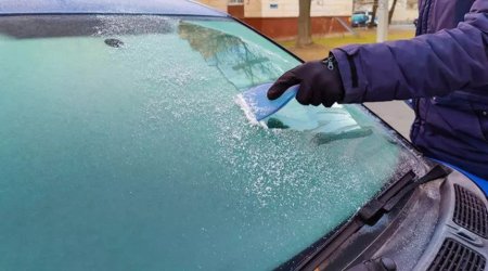 Avtomobilin ön şüşəsini zədələmədən buzdan necə təmizləmək olar? – Ən təsirli ÜSULLAR