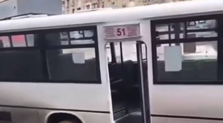 51 nömrəli avtobus yoldakı çuxura düşdü, sərnişinlər düşürüldü - VİDEO