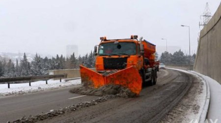 Bu avtomobil yolu qardan TƏMİZLƏNDİ