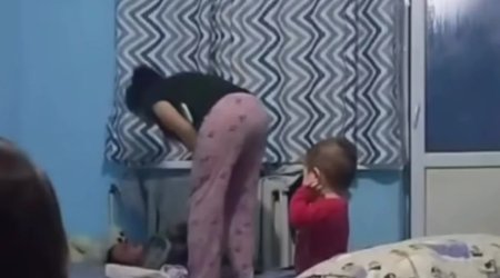 Qadın öz uşağını radiatora bağlayaraq vəhşicəsinə döydü – VİDEO