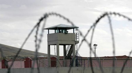 Ana həbsdəki övladına narkotik keçirmək istədi – FOTO