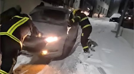 Xankəndidə avtomobillərdə köməksiz qalan şəxslər belə xilas edildi &ndash; VİDEO