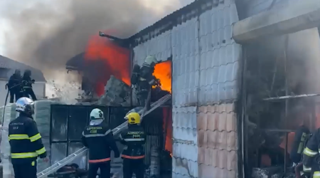 Dərnəgüldə yanan obyektin yaxınlığındakı mağazalar təxliyə edilir - VİDEO