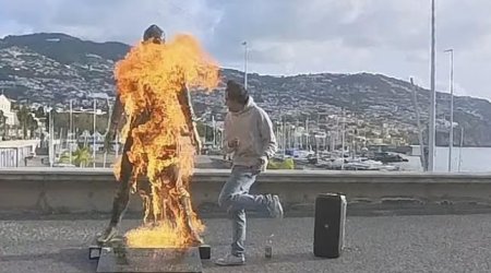 Ronaldonun heykəli yandırıldı - VİDEO