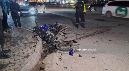 Bakıda motosikletlə minik avtomobili toqquşdu, 1 nəfər ağır yaralandı - FOTO