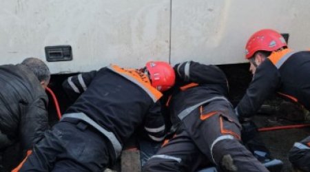 Avtobusu təmir edərkən altında qalan şəxs belə xilas edildi - FOTO/VİDEO