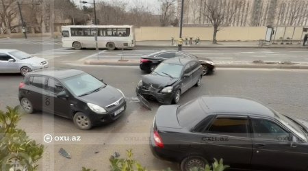 İctimai TV-nin önündə 3 avtomobil toqquşdu