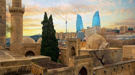 Turistlərin heyranlıqla gəzdiyi İçərişəhər - VİDEO