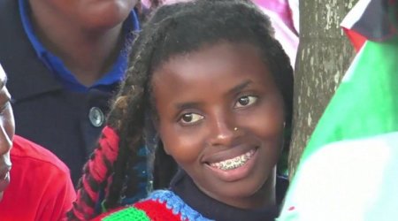 Ağacı 72 saat qucaqladı, rekord qırdı