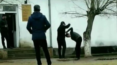 Məktəb direktoru şagirdi döyüb? &ndash; VİDEO