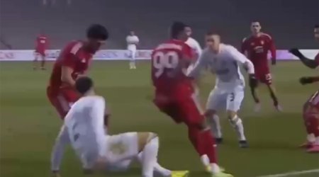 &ldquo;Qarabağ&rdquo;ın oyunçusuna qarşı sərt oynadı, hakim &ldquo;qırmızı&rdquo; vermədi - VİDEO