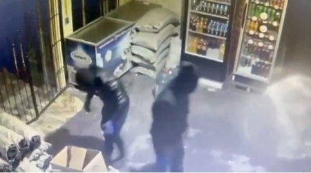 Ucarda maskalı şəxslər mağazadan oğurluq etdilər – FOTO/VİDEO