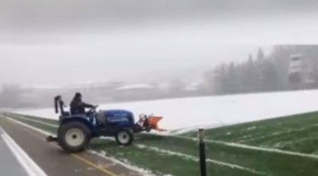 Şamaxı şəhər stadionu qardan təmizlənir &ndash; Bu gün &ldquo;Qarabağ&rdquo;la oyun olacaq &ndash;VİDEO