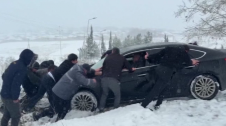 Hərəkət məhdudlaşdı, sürücülər yolda qaldı &ndash; VİDEO