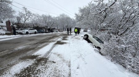 Ağsu aşırımında 2 avtomobil aşdı &ndash; FOTO