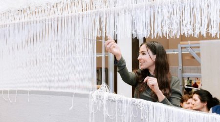 Leyla Əliyeva tarixi xalçanın son ilmələrini özü vurdu &ndash; FOTO