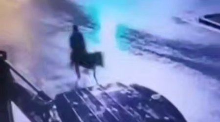 Zərgərlik mağazasını soyub, uzunqulaqla qaçmağa çalışdı &ndash; ANBAAN VİDEO