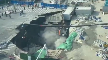 Çində yol üzərindəkilərlə birgə çökdü – VİDEO