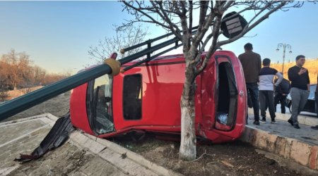 Avtomobil işıq dirəyinə çırpıldı - 2 yaralı var - FOTO