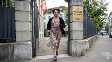 Emin Hüseynovun qadın paltarında "səfirlik macərası" - Nə olmuşdu? - FOTO