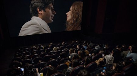 Bakıda gəncdən maraqlı addım &ndash; Film zamanı evlilik təklifi etdi