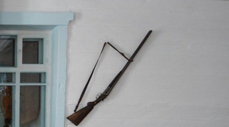 Faciəyə aparan SƏHLƏNKARLIQ: Nəzarətsiz silahlarla övlad cinayət törədərsə, valideynini hansı cəza gözləyir?