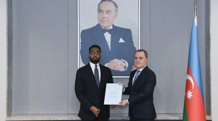 Somalinin ilk rezident səfiri etimadnaməsinin surətini Ceyhun Bayramova TƏQDİM ETDİ - FOTO