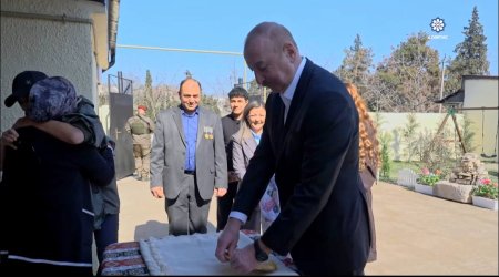 Prezidentin Xocavənd sakinləri ilə SƏMİMİ DİALOQU: &ldquo;Dadına baxın, təndir çörəyidir&rdquo; - VİDEO