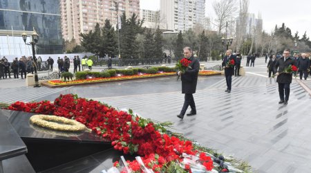 Müdafiə Sənayesi Nazirliyinin kollektivi Xocalı soyqırımı abidəsini ziyarət edib - FOTO