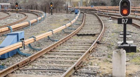 Qalada yük maşını qatara çırpıldı: Ölən var &ndash; VİDEO/YENİLƏNİB