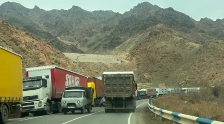 Ermənistan&ndash;İran sərhədində yük maşınlarının kilometrlərlə növbəsi yaranıb &ndash; FOTO/VİDEO