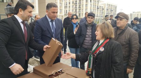 Ağdam şəhərinə köçən ailələrə evlərinin açarları təqdim olundu - FOTO