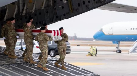 İranda həlak olan ABŞ hərbçilərinin cənazələri vətənlərinə gətirildi - Tramp qarşıladı - VİDEO