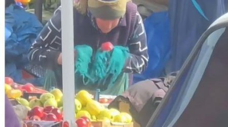 Bazarda satıcı almanı tüpürüb SİLİR - VİDEO