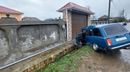 Lənkəranda avtomobil qaz xəttinə çırpıldı - Sürücü yaralandı - FOTO