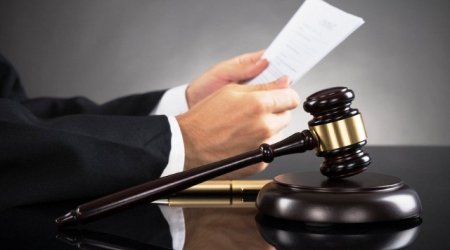 Özünü polis kimi təqdim edərək 133 mini ələ keçirdiyi deyilən şəxs HAKİM QARŞISINDA