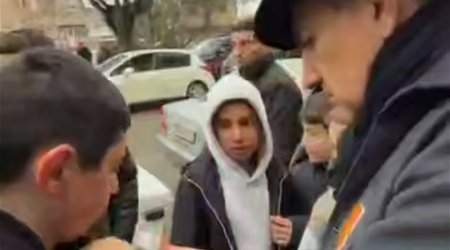 Paşinyan uşaqlara &ldquo;real Ermənistan&rdquo; xəritəsi hədiyyə etdi - VİDEO