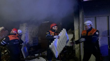 FHN əməkdaşları sahibkarlara mallarını çıxarmalarına köməklik göstərirlər - FOTO/VİDEO