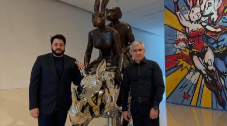 Yusif Eyvazov Anar Ələkbərovla sərgini gəzdi &ndash; FOTO