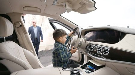 Xocavəndə qayıdan azyaşlı Prezidentin avtomobilində sükan arxasında - FOTO/VİDEO