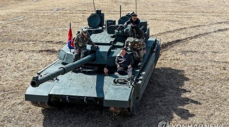 Kim Çen İn qızı ilə birgə tank sürdü – FOTO