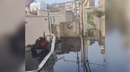 Xətaidə kanalizasiya çökdü, evləri su basdı - VİDEO