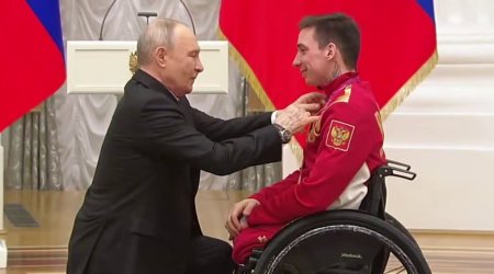 Putin çempion idmançıya mükafatı diz çökərək təqdim etdi &ndash; VİDEO