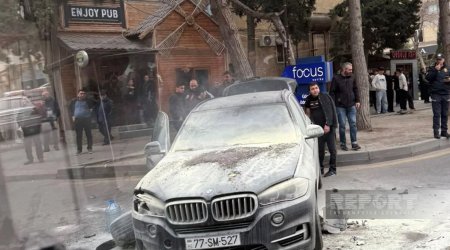Bakıda ağır qəza: BMW yandı - FOTO