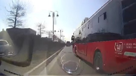 Sərnişin avtobusunun sürücüsündən TƏHLÜKƏLİ MANEVR - VİDEO