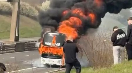 Azarkeşləri daşıyan avtobus yolda yanıb kül oldu - FOTO