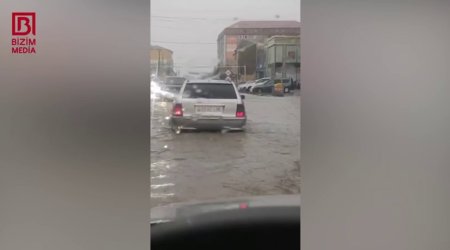 Masazır sular altında &ndash; Yağış yolları keçilməz etdi &ndash; VİDEO