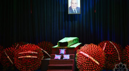 İlham Əliyev və Mehriban Əliyeva Rasim Balayevlə vida mərasiminə əklil göndərdilər